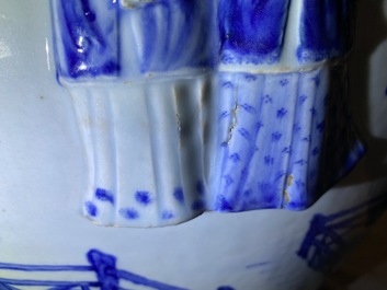 Une grande jardini&egrave;re en porcelaine de Chine en bleu et blanc &agrave; d&eacute;cor en relief, Kangxi